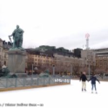 En Estocolmo hay una pista de hielo urbana en el centro. Un romano está verde, de la envidia.