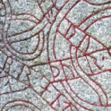Alrededor de la catedral de Uppsala hay diversas piedras grabadas con simbolos y runas de época vikinga. Los surcos están acentuados con pintura roja, lo que le da un acabado impresionante a las piedras.
