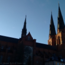 El sol en Suecia en invierno es bueno para obtener fotos de sombras y luces. La catedral se recorta sobre un cielo limpio, de mediados de Noviembre.