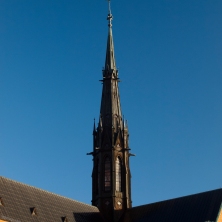 La Catedral de Uppsala posee una torre en posición central. Gótica y oscura, se eleva sobre la cruz de la nave principal.